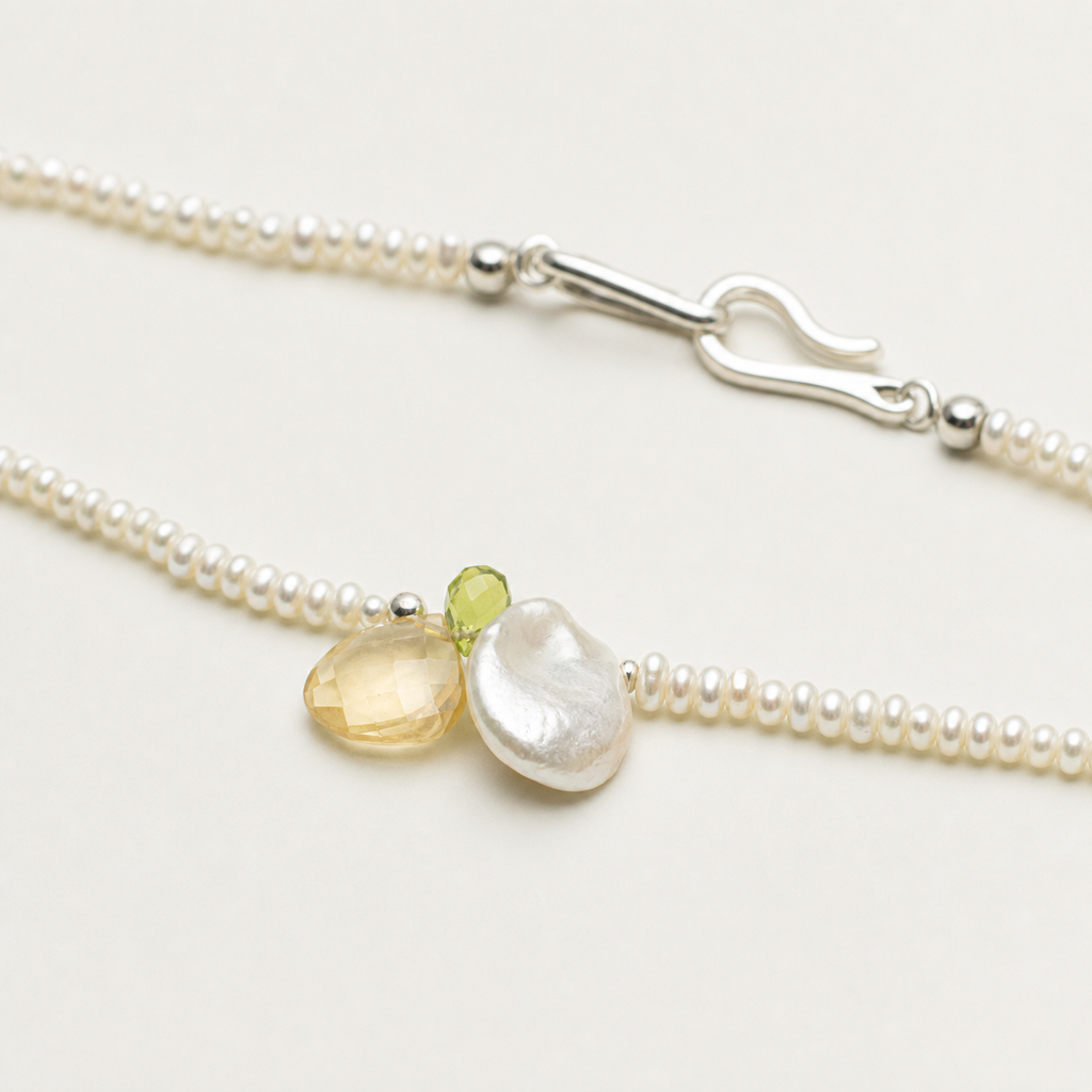 Macro detail of citrine peridot freshwater pearl necklace PS2508349