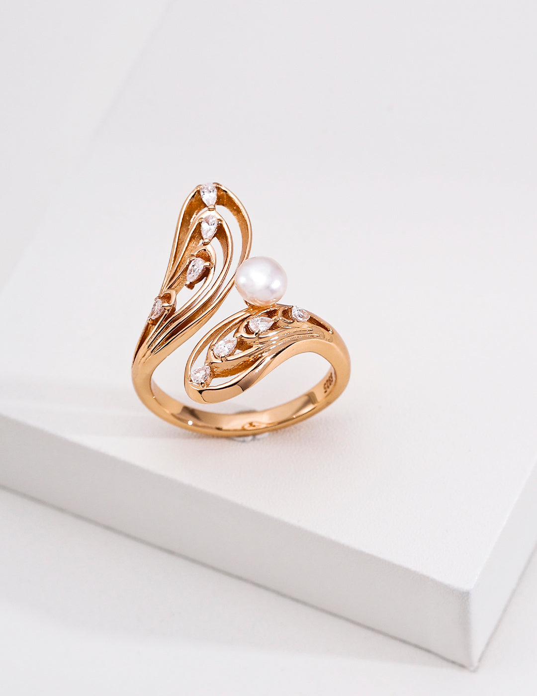 Vintage gold-tone pearl ring with openwork butterfly wings