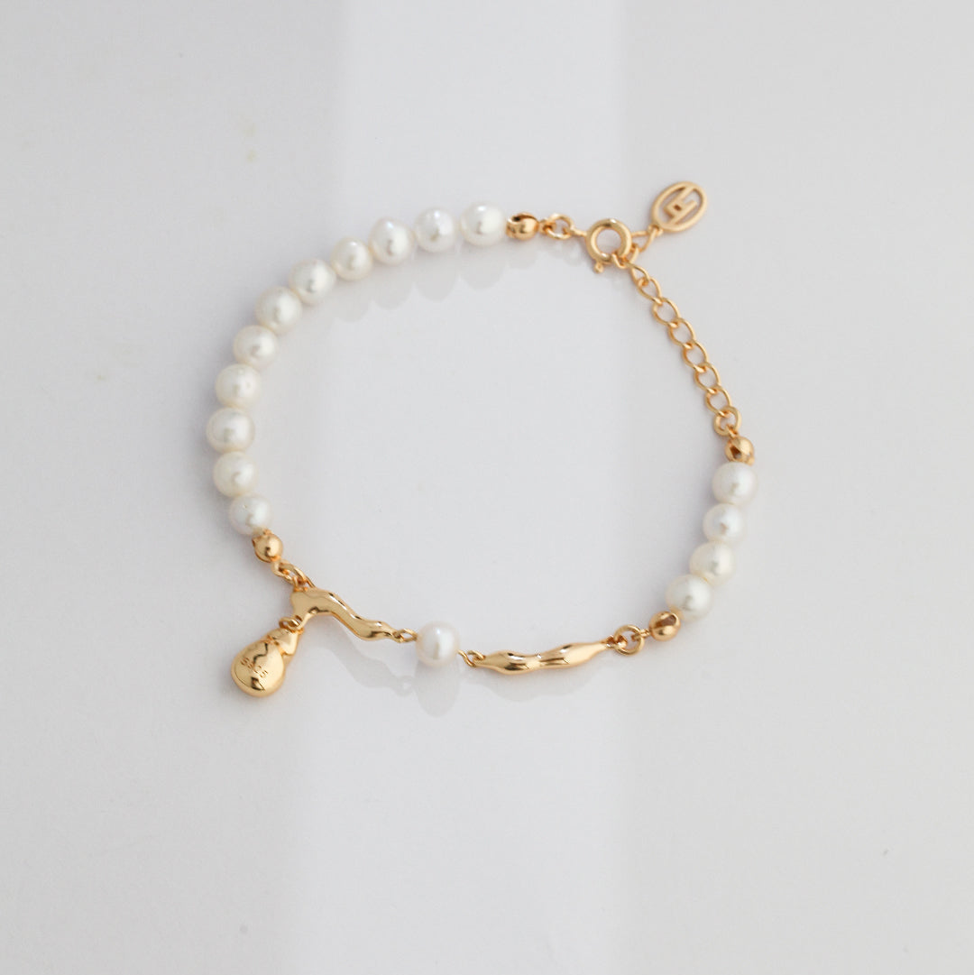 Vintage gold-tone pearl chain bracelet with an extender