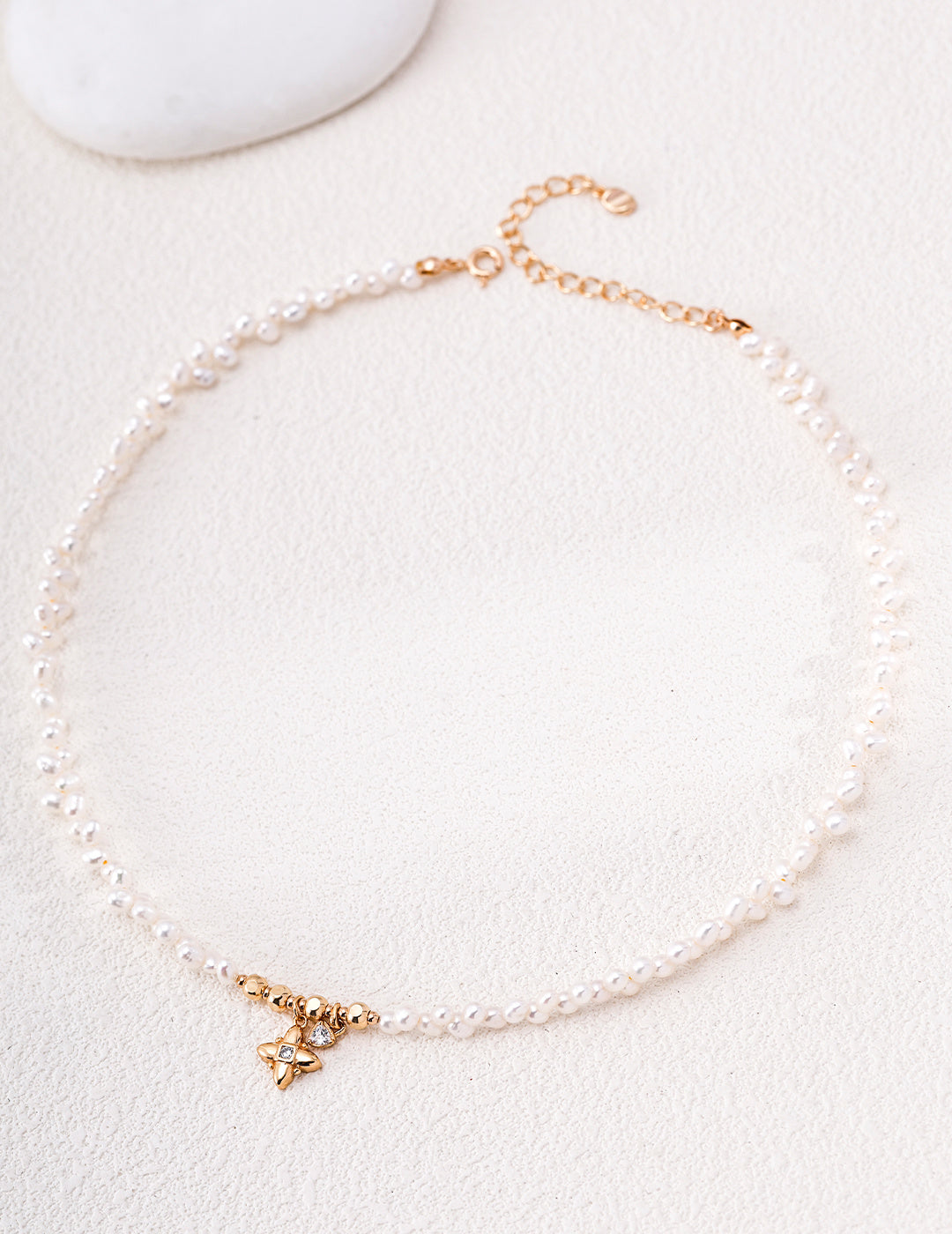 Vintage gold-tone pearl necklace with a cross-shaped charm